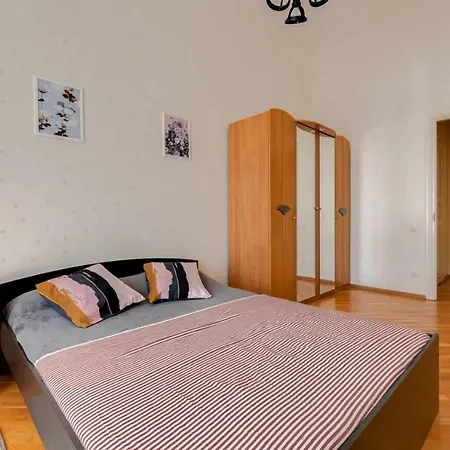 Apartamenti I Gjere Me Saune